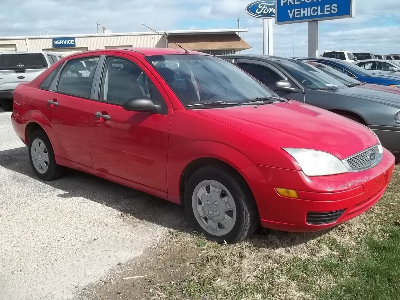 2007 Ford Focus SE in Infra-Red — front three-quarter view