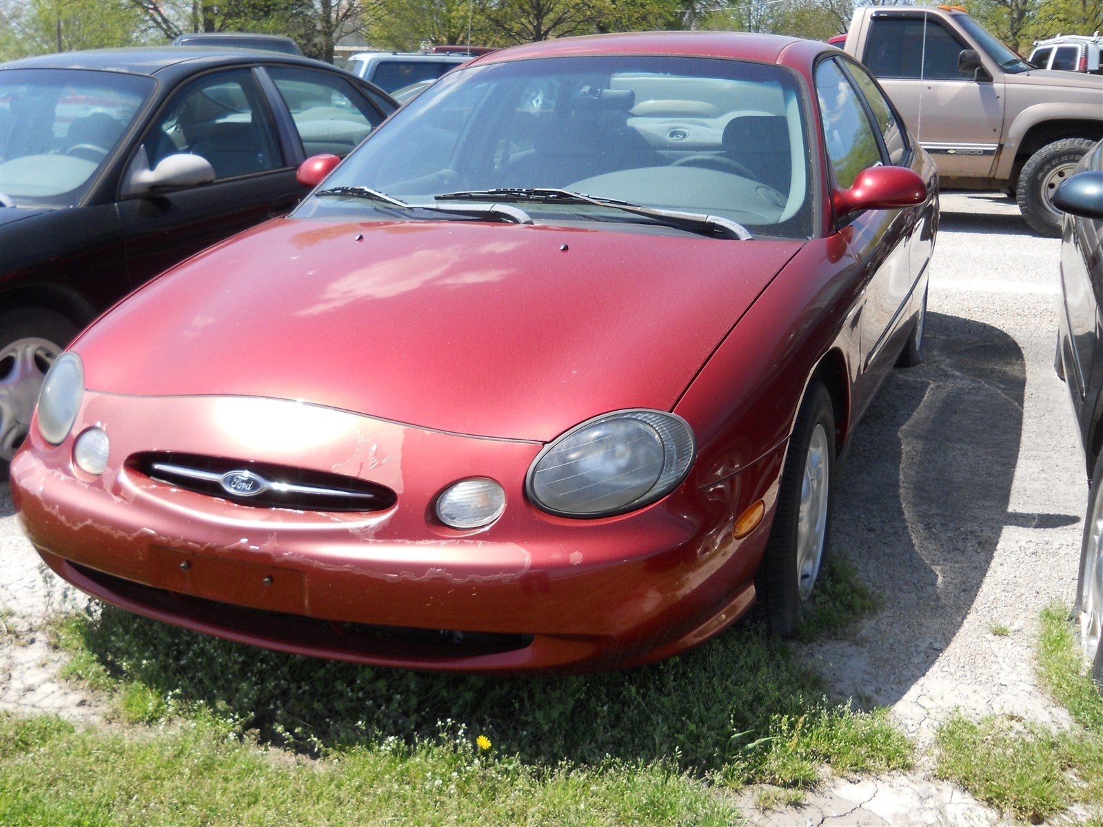 1999 Ford Taurus SE in Toreador Red Metallic — front three-quarter view