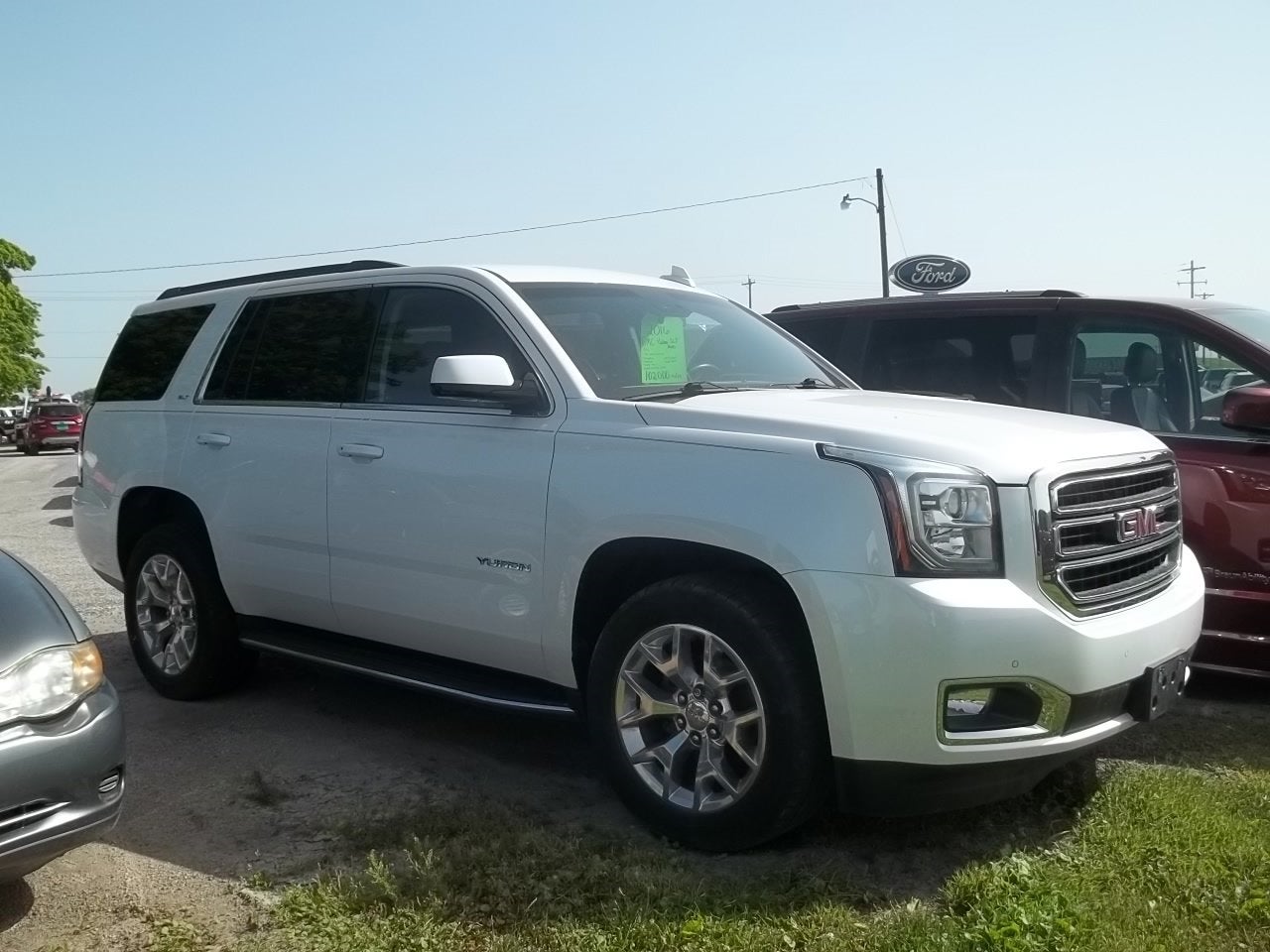 2016 GMC Yukon SLT in White Frost Tricoat — front three-quarter view
