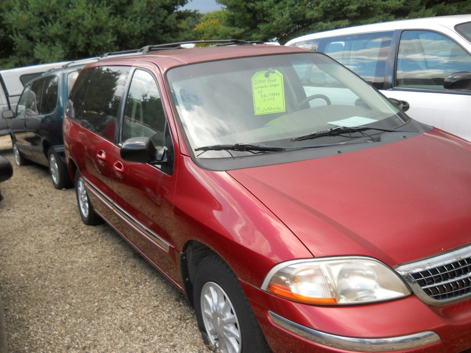 2000 Ford Windstar Wagon SE in Cabernet Red Metallic — front three-quarter view