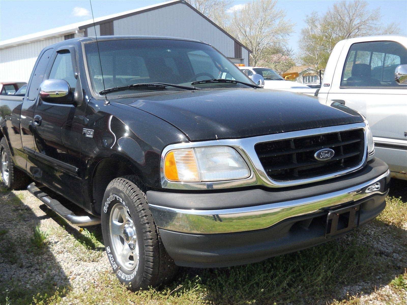 2001 Ford F-150 XLT in Black — front three-quarter view